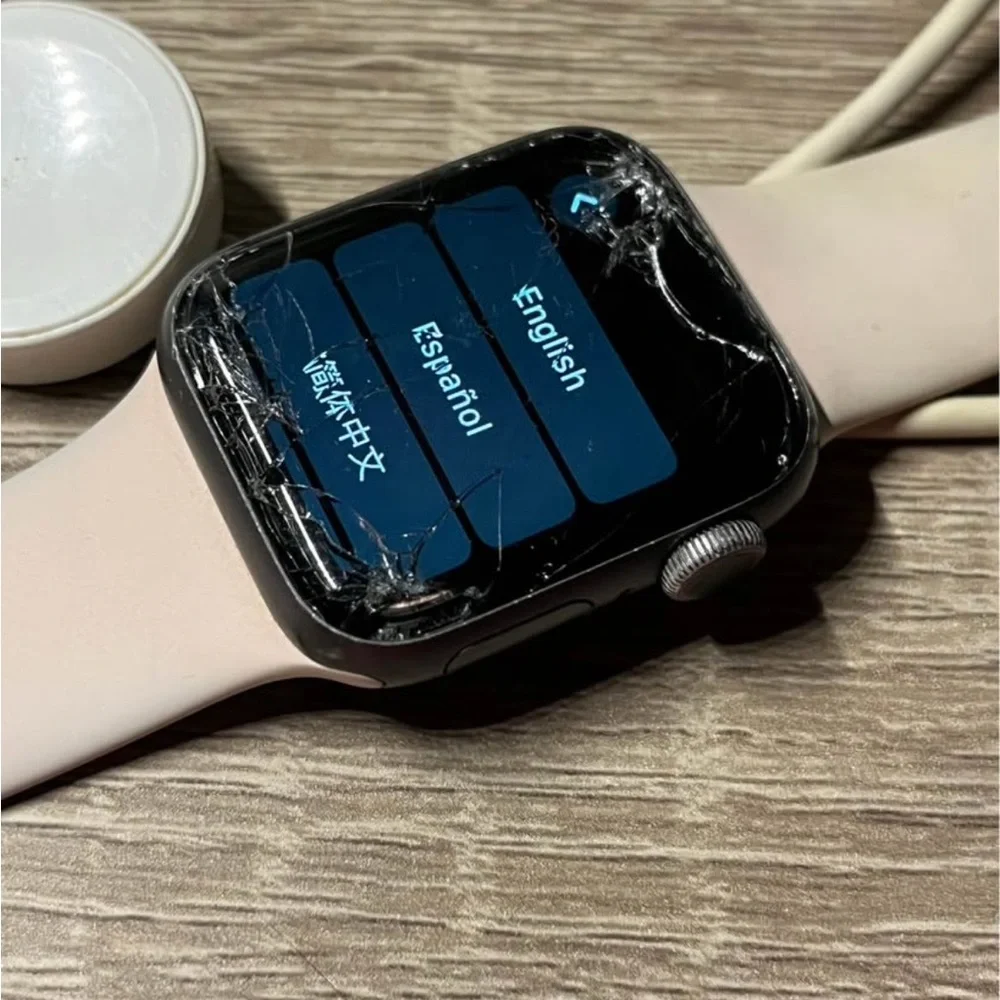 Apple Watch Series 4 - 40mm- Damaged: Use for parts or replace screen